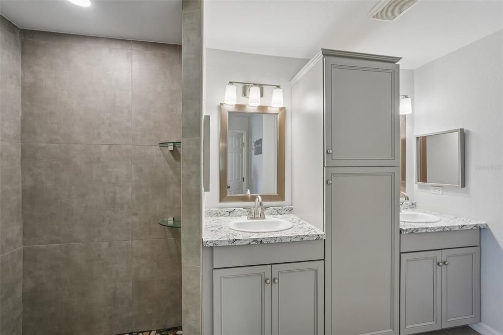На продажу: $369,900 (4 спален, 2 ванн, 1712 Квадратных фут)