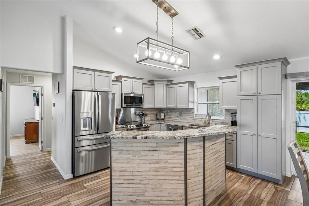 На продажу: $369,900 (4 спален, 2 ванн, 1712 Квадратных фут)