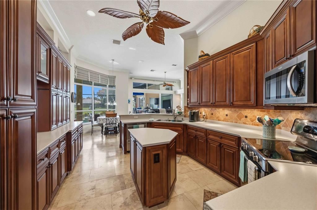 For Sale: $899,500 (3 beds, 4 baths, 2750 Square Feet)