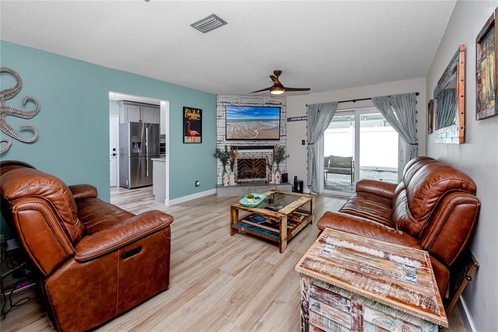 Active With Contract: $475,000 (3 beds, 2 baths, 1410 Square Feet)