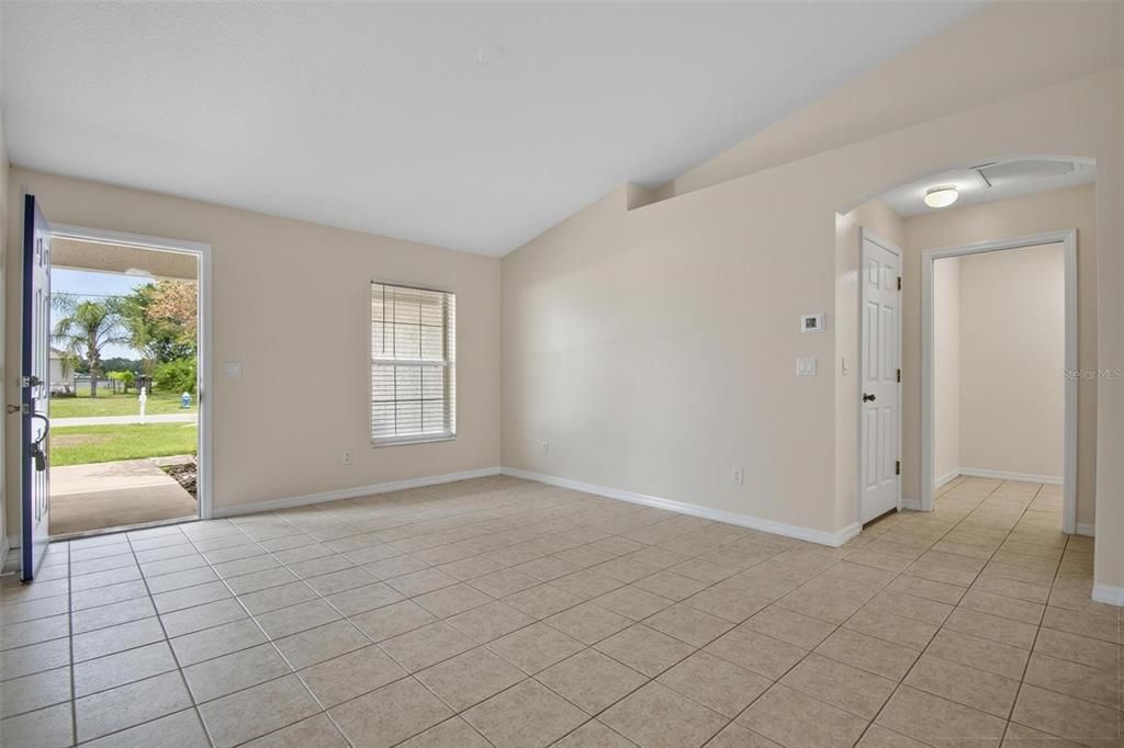 For Rent: $1,700 (3 beds, 2 baths, 1111 Square Feet)