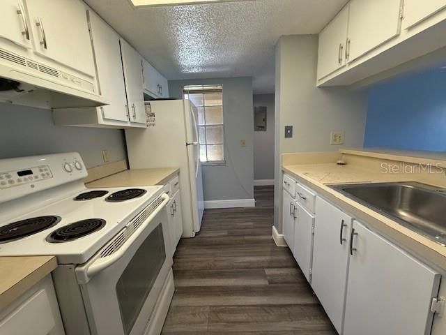 For Rent: $1,690 (3 beds, 2 baths, 914 Square Feet)