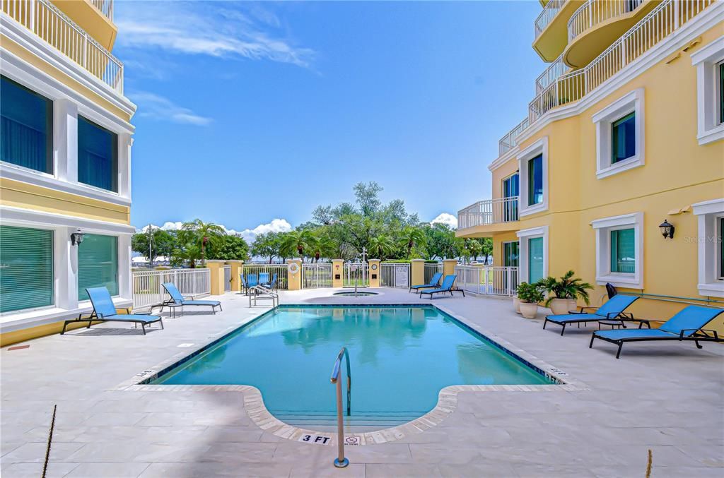 En Venta: $3,385,000 (3 camas, 2 baños, 3300 Pies cuadrados)