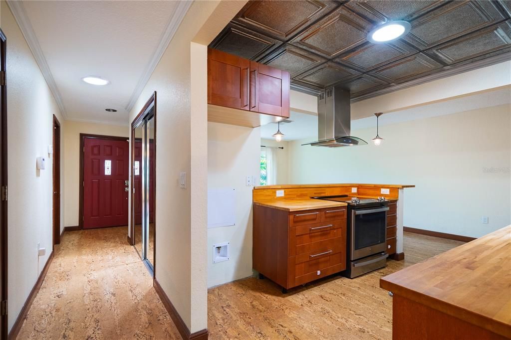 Под контрактом: $400,000 (2 спален, 2 ванн, 1588 Квадратных фут)