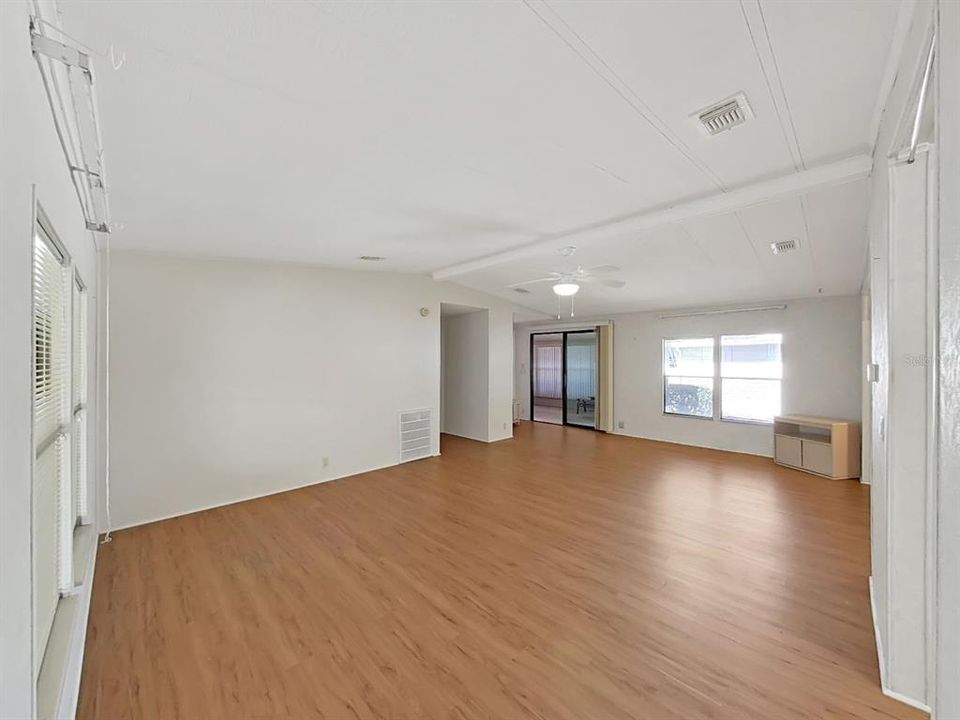 На продажу: $174,900 (3 спален, 2 ванн, 1427 Квадратных фут)
