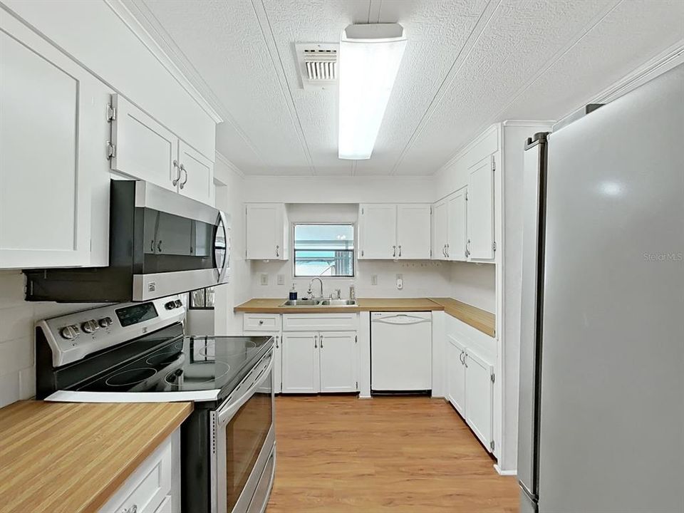 На продажу: $174,900 (3 спален, 2 ванн, 1427 Квадратных фут)