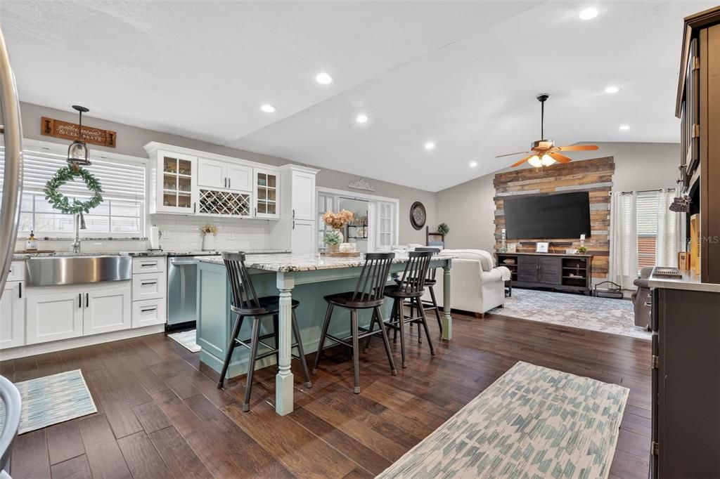 Active With Contract: $408,000 (3 beds, 2 baths, 1258 Square Feet)