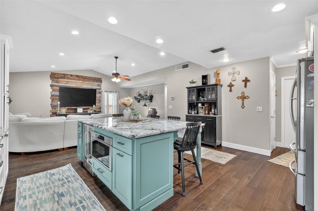 Active With Contract: $408,000 (3 beds, 2 baths, 1258 Square Feet)