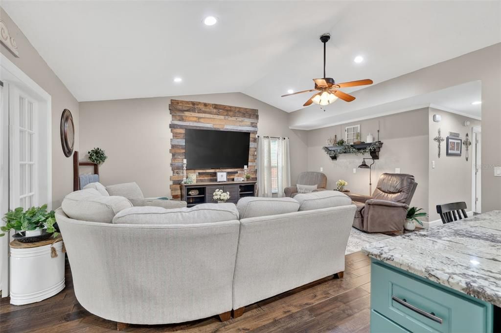 Active With Contract: $408,000 (3 beds, 2 baths, 1258 Square Feet)