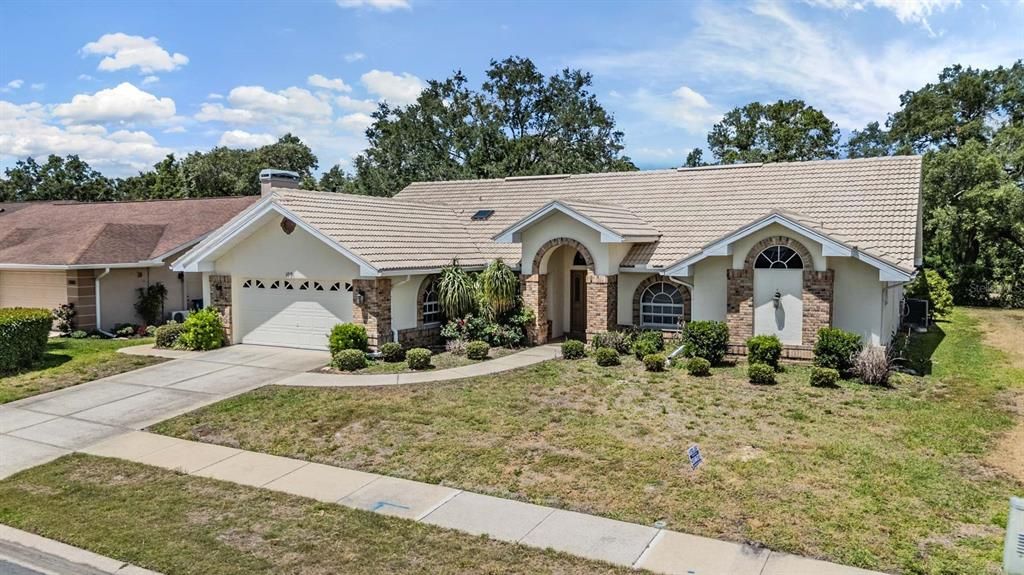 Activo con contrato: $399,000 (3 camas, 2 baños, 2074 Pies cuadrados)