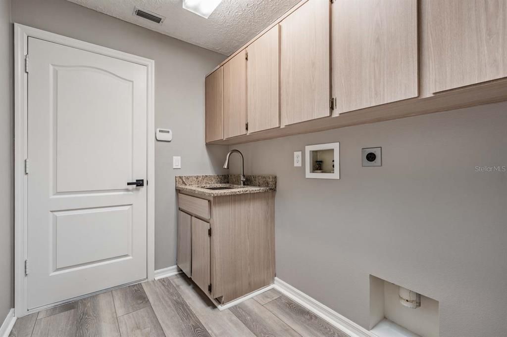 Activo con contrato: $399,000 (3 camas, 2 baños, 2074 Pies cuadrados)