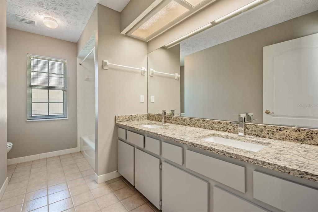 Activo con contrato: $399,000 (3 camas, 2 baños, 2074 Pies cuadrados)