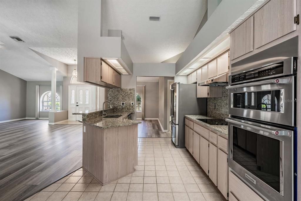 Activo con contrato: $399,000 (3 camas, 2 baños, 2074 Pies cuadrados)