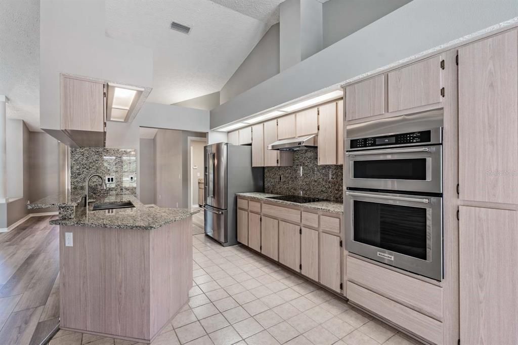 Activo con contrato: $399,000 (3 camas, 2 baños, 2074 Pies cuadrados)