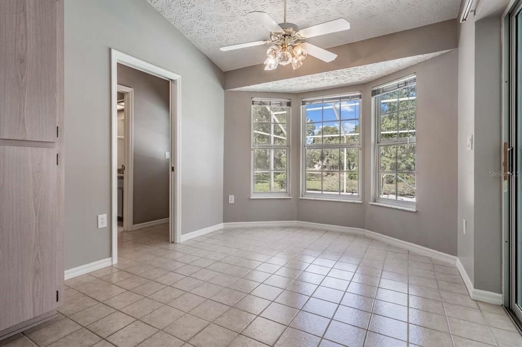 Activo con contrato: $399,000 (3 camas, 2 baños, 2074 Pies cuadrados)