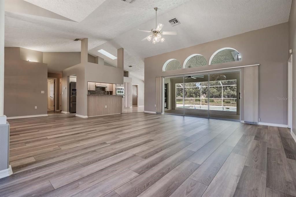 Activo con contrato: $399,000 (3 camas, 2 baños, 2074 Pies cuadrados)
