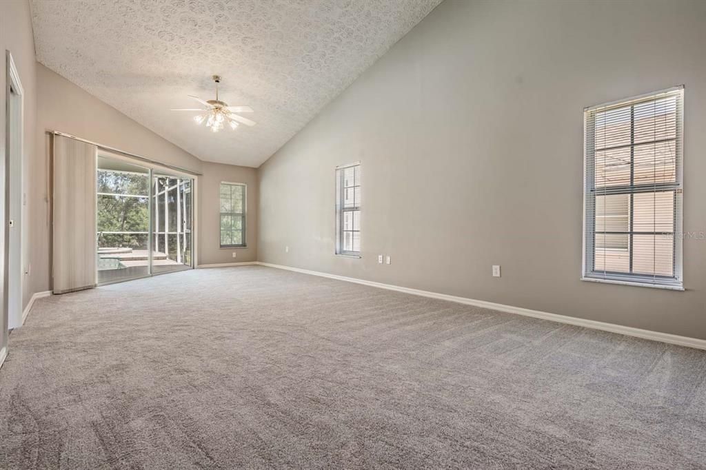 Activo con contrato: $399,000 (3 camas, 2 baños, 2074 Pies cuadrados)