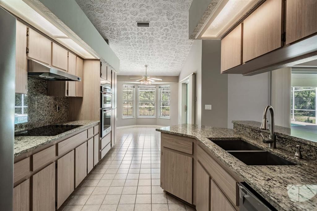 Activo con contrato: $399,000 (3 camas, 2 baños, 2074 Pies cuadrados)