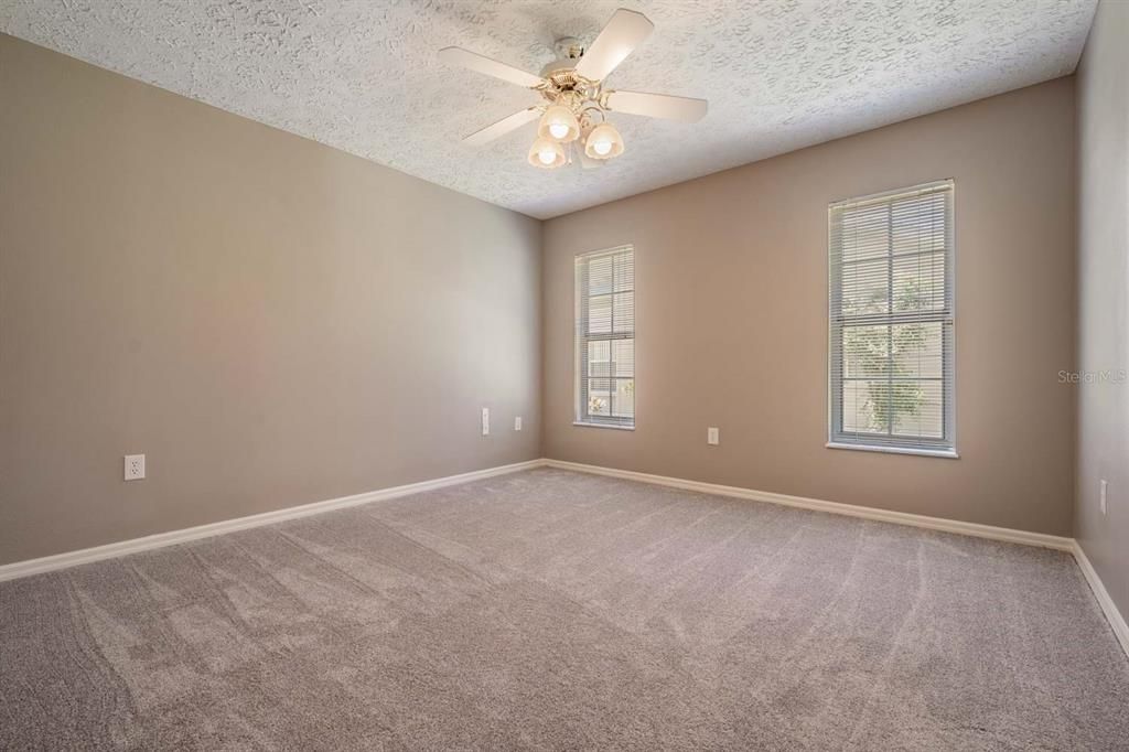 Activo con contrato: $399,000 (3 camas, 2 baños, 2074 Pies cuadrados)