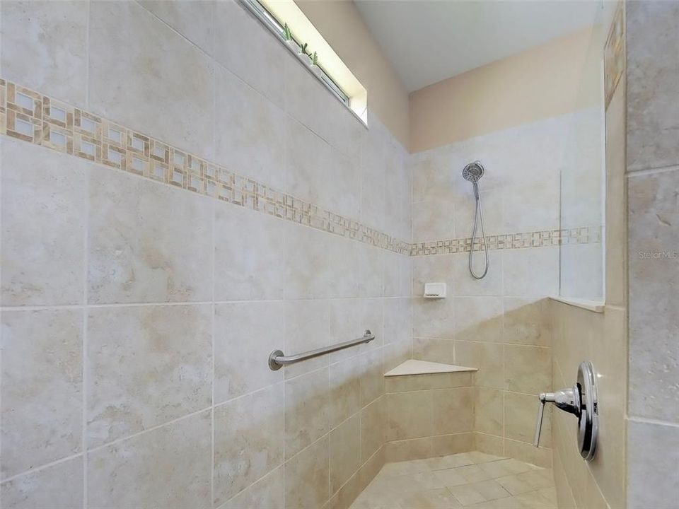 Activo con contrato: $853,000 (3 camas, 3 baños, 2516 Pies cuadrados)