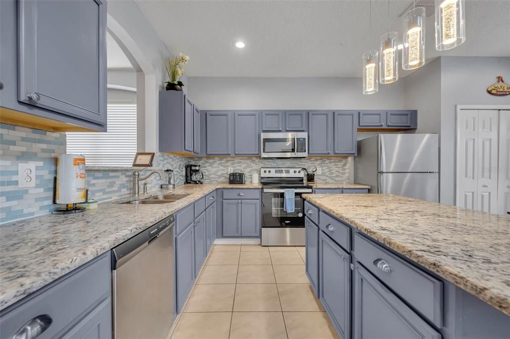 Active With Contract: $525,000 (7 beds, 5 baths, 2925 Square Feet)