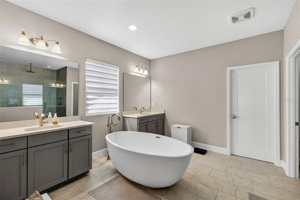 For Sale: $829,000 (5 beds, 4 baths, 4211 Square Feet)