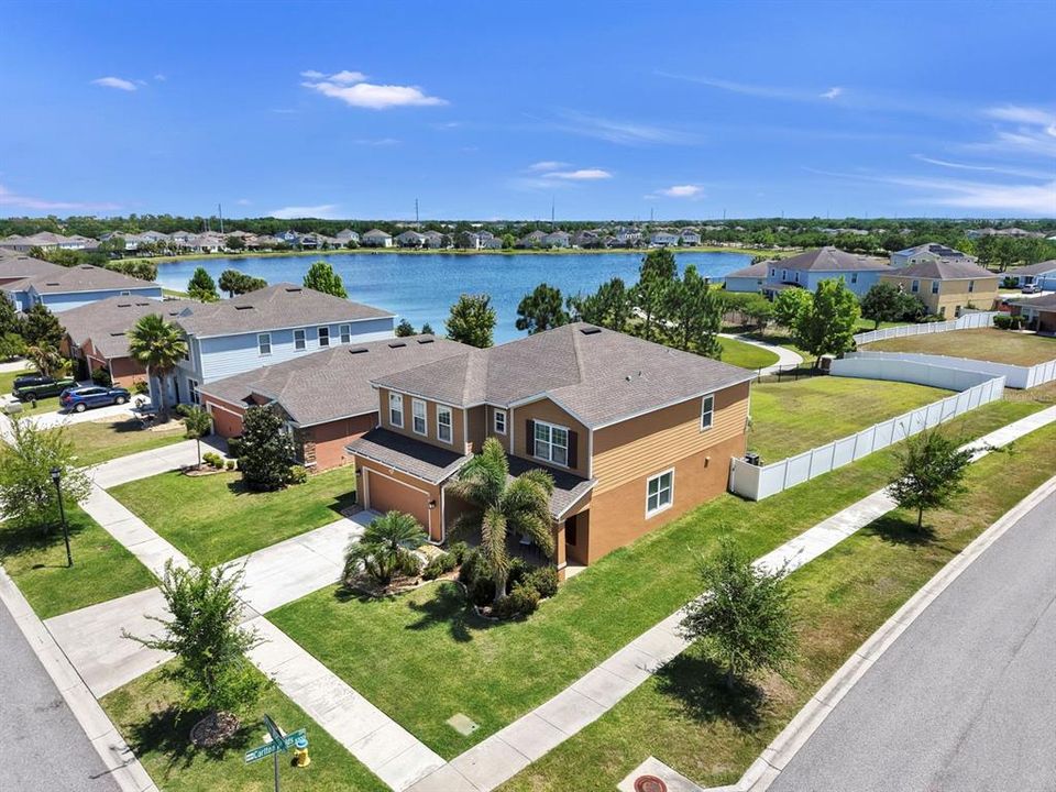 Под контрактом: $449,999 (5 спален, 2 ванн, 2892 Квадратных фут)