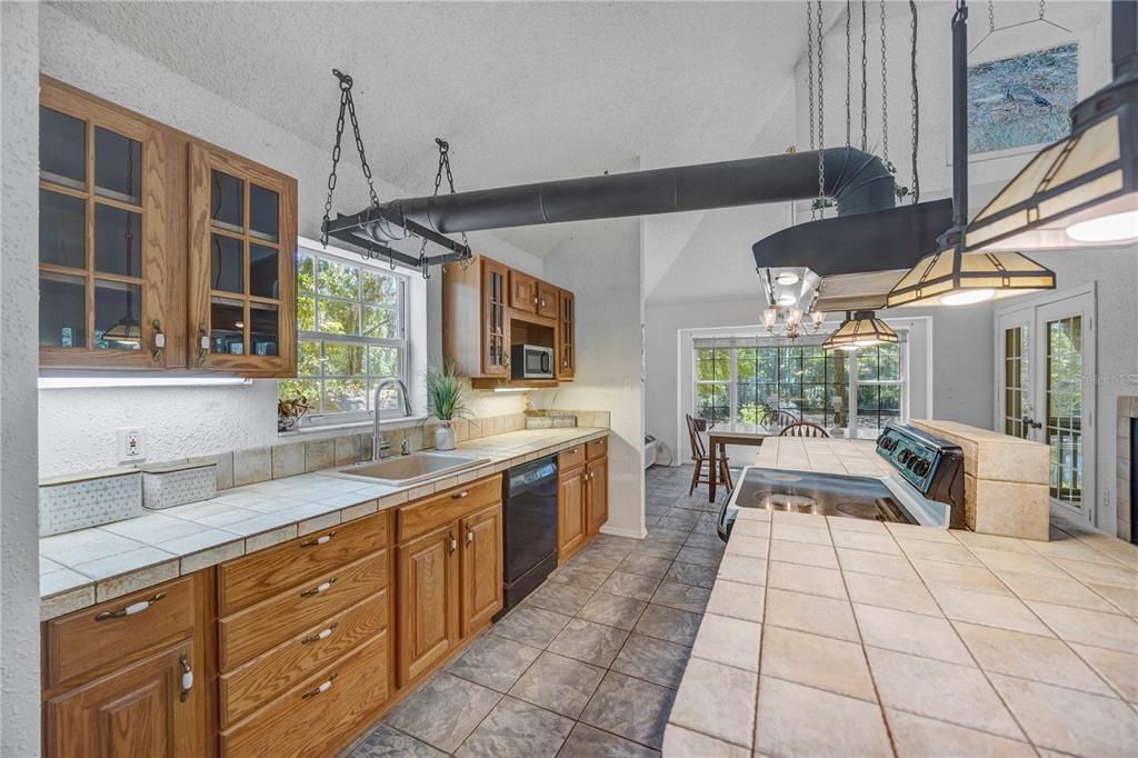 Activo con contrato: $450,000 (2 camas, 2 baños, 2193 Pies cuadrados)