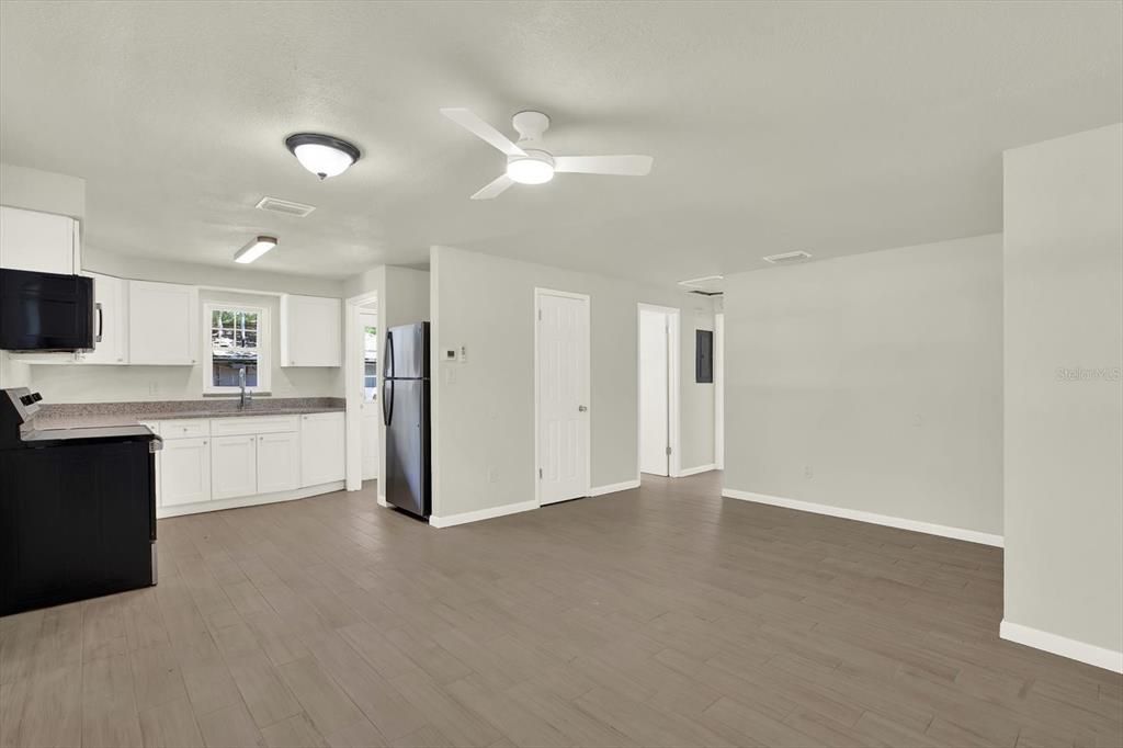 Active With Contract: $1,850 (2 beds, 1 baths, 850 Square Feet)