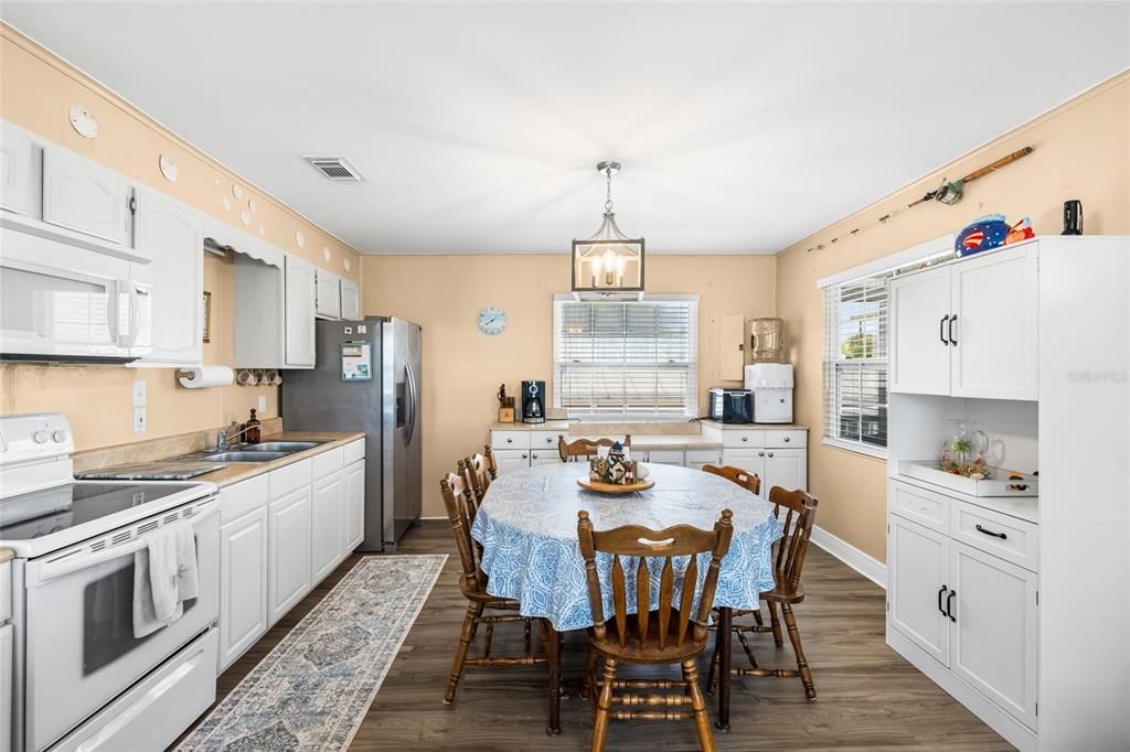 For Sale: $865,000 (3 beds, 2 baths, 1078 Square Feet)