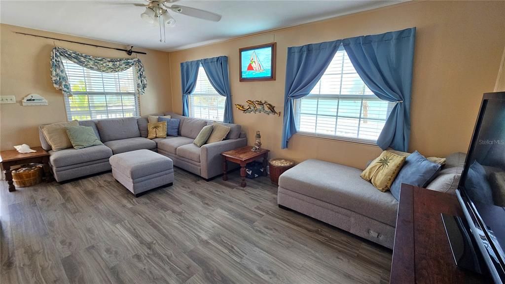 For Sale: $865,000 (3 beds, 2 baths, 1078 Square Feet)