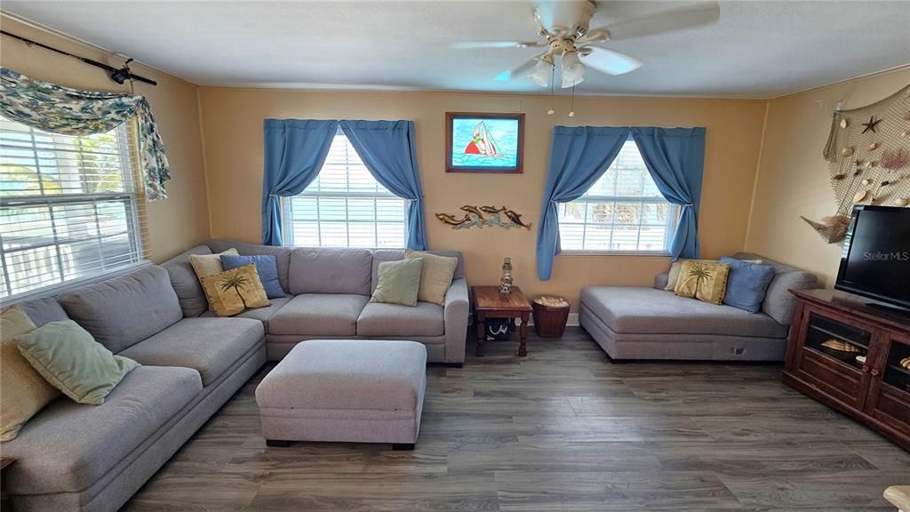 For Sale: $865,000 (3 beds, 2 baths, 1078 Square Feet)