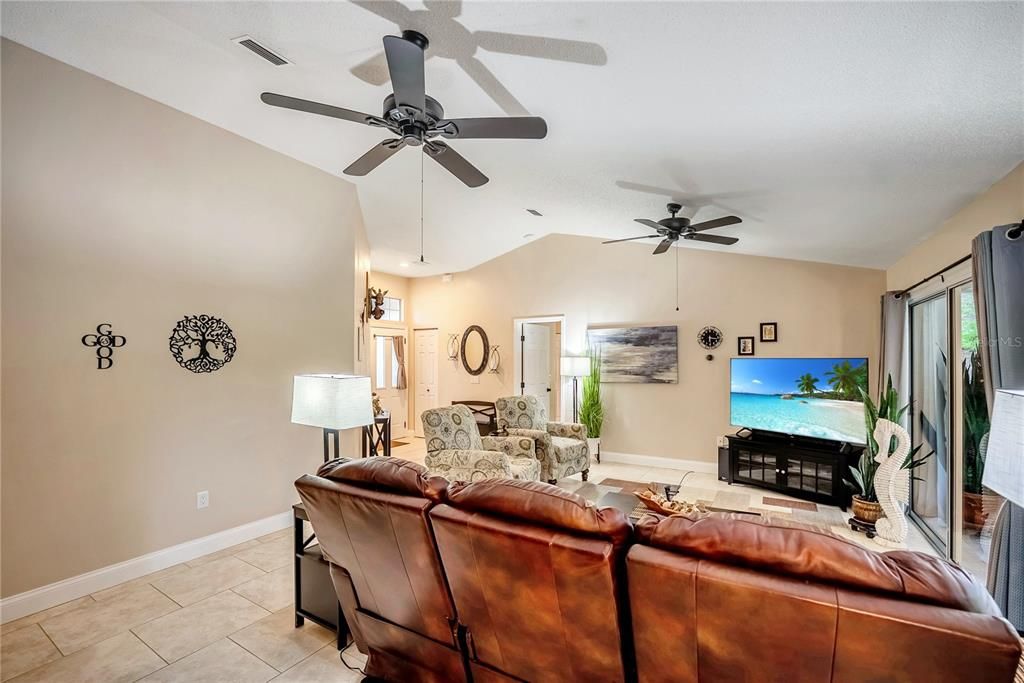 Active With Contract: $308,803 (3 beds, 2 baths, 1496 Square Feet)