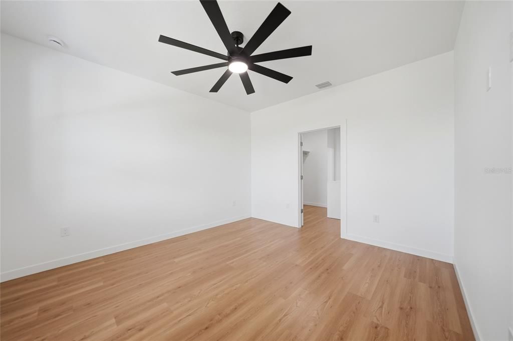 合同活跃: $399,999 (3 贝兹, 2 浴室, 1900 平方英尺)