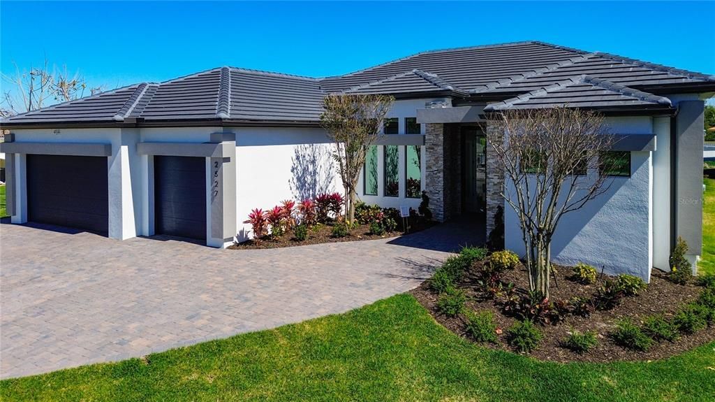 En Venta: $995,000 (4 camas, 3 baños, 2614 Pies cuadrados)