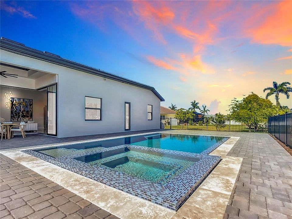 En Venta: $995,000 (4 camas, 3 baños, 2614 Pies cuadrados)