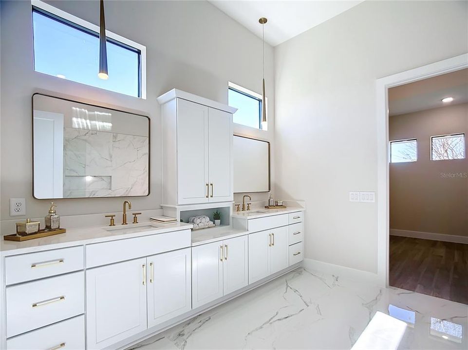 En Venta: $995,000 (4 camas, 3 baños, 2614 Pies cuadrados)