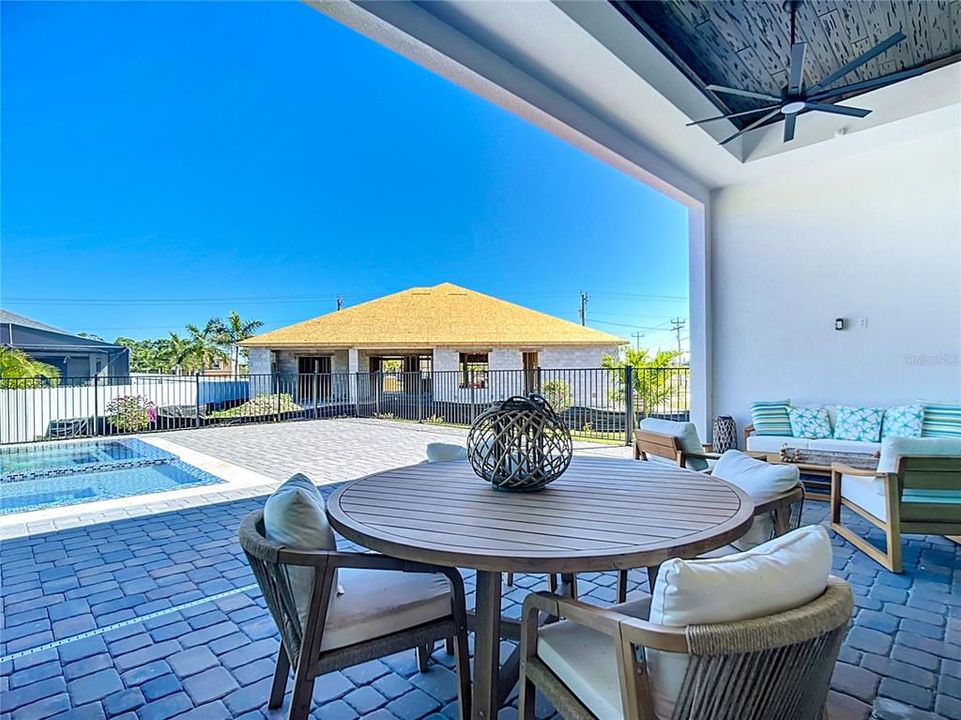 En Venta: $995,000 (4 camas, 3 baños, 2614 Pies cuadrados)