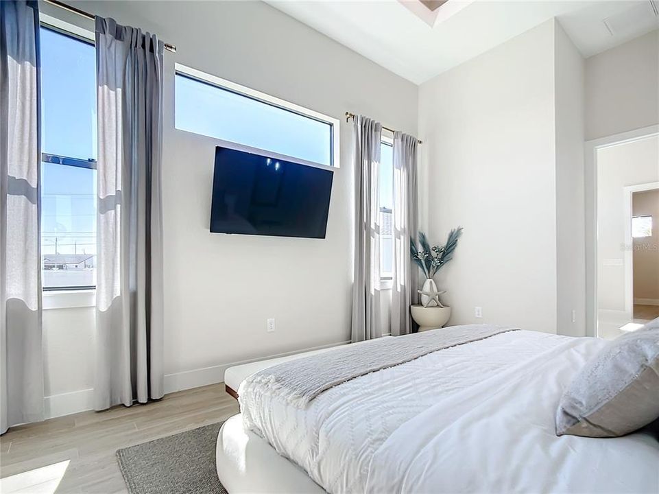 En Venta: $995,000 (4 camas, 3 baños, 2614 Pies cuadrados)