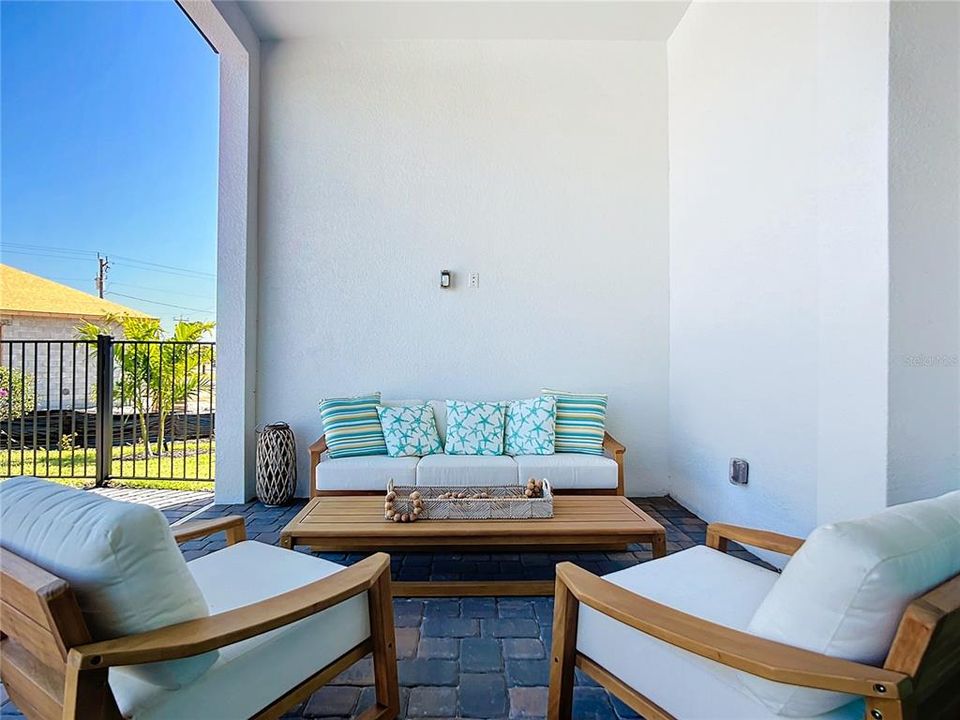 En Venta: $995,000 (4 camas, 3 baños, 2614 Pies cuadrados)