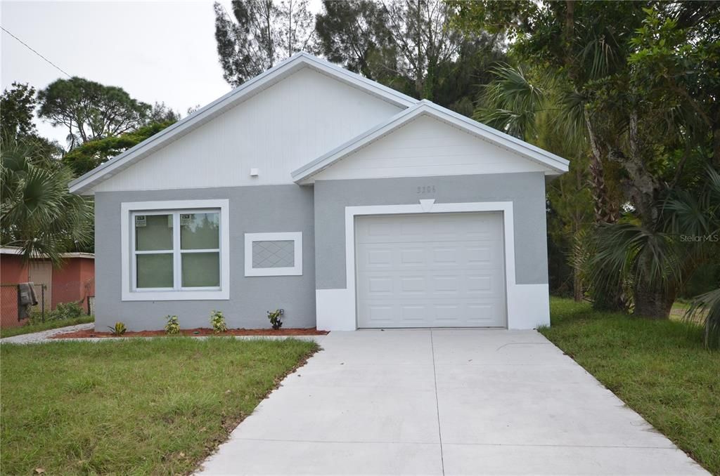 For Rent: $2,100 (4 beds, 2 baths, 1257 Square Feet)