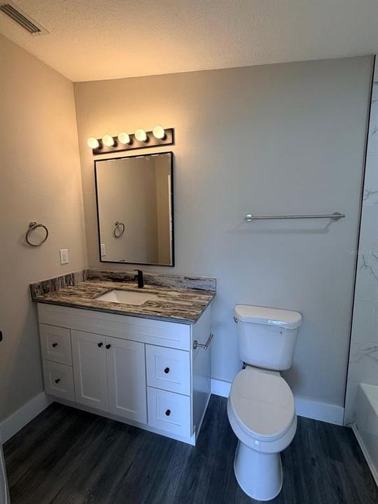 На продажу: $249,900 (2 спален, 1 ванн, 1060 Квадратных фут)