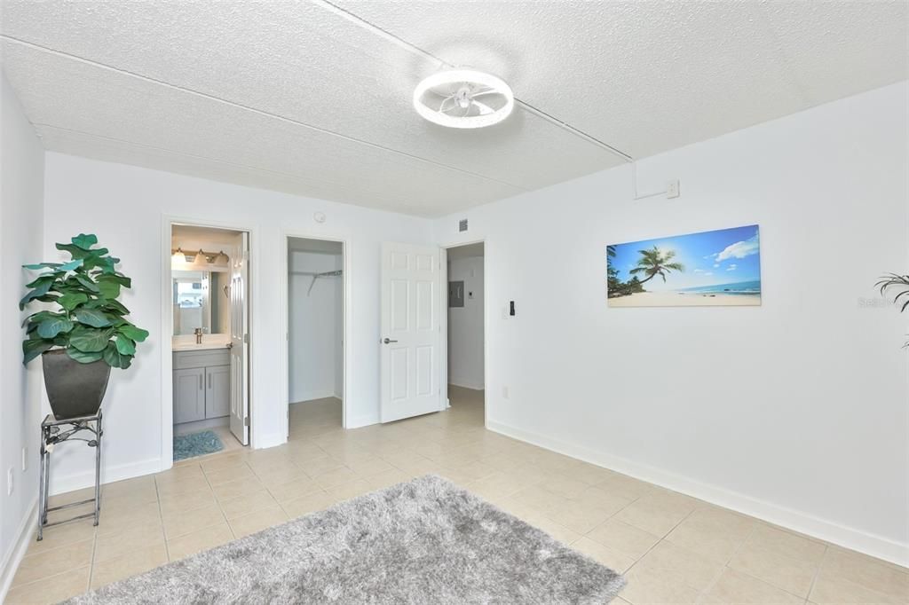 For Sale: $220,000 (2 beds, 1 baths, 845 Square Feet)