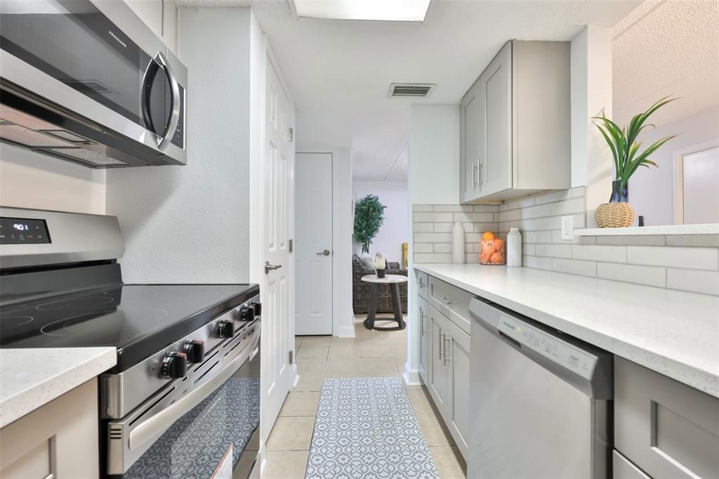 For Sale: $220,000 (2 beds, 1 baths, 845 Square Feet)