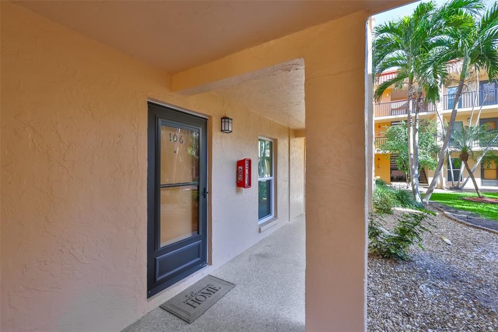 For Sale: $220,000 (2 beds, 1 baths, 845 Square Feet)