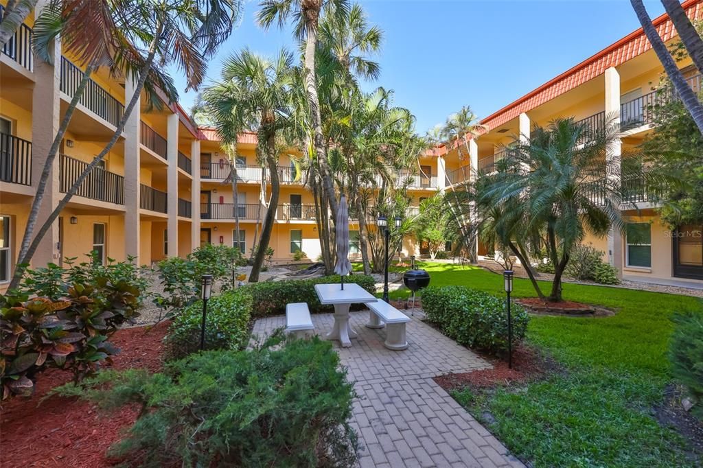 For Sale: $220,000 (2 beds, 1 baths, 845 Square Feet)