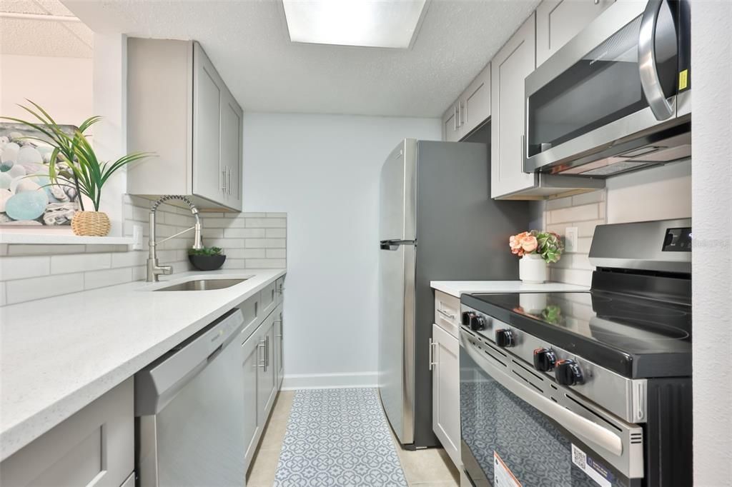 For Sale: $220,000 (2 beds, 1 baths, 845 Square Feet)