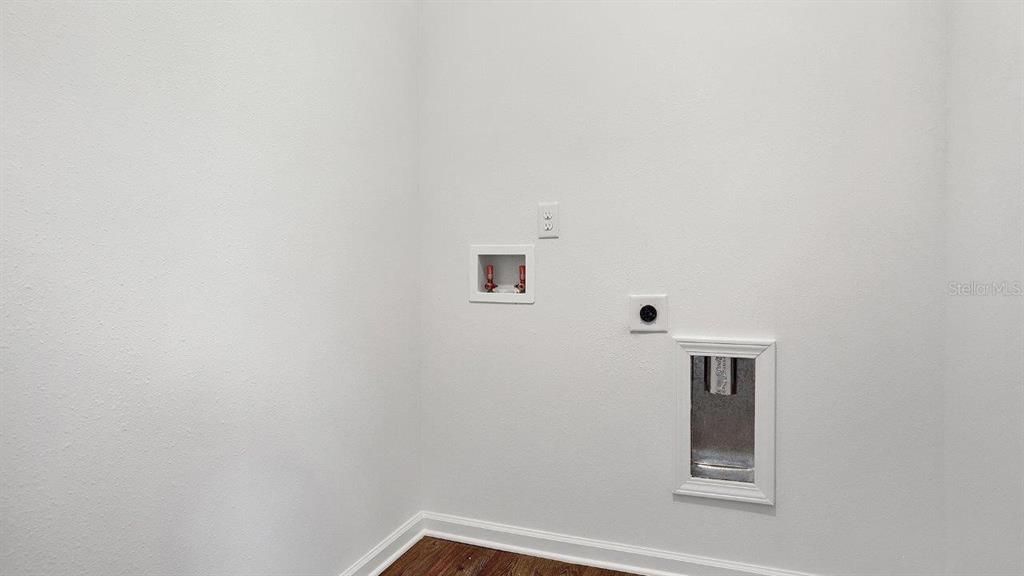 Activo con contrato: $302,350 (3 camas, 2 baños, 1402 Pies cuadrados)