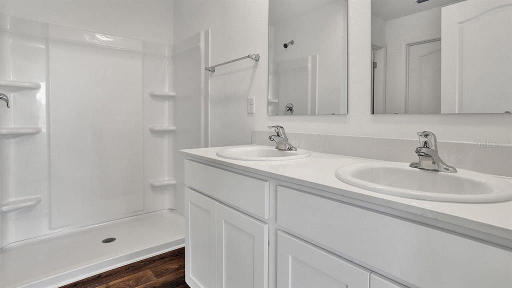 Activo con contrato: $302,350 (3 camas, 2 baños, 1402 Pies cuadrados)