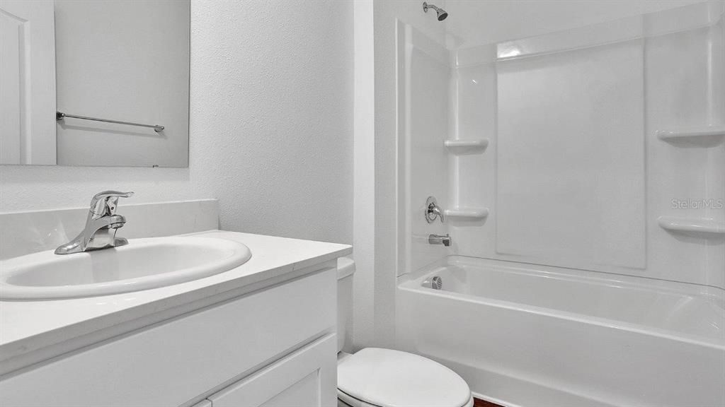 Activo con contrato: $302,350 (3 camas, 2 baños, 1402 Pies cuadrados)